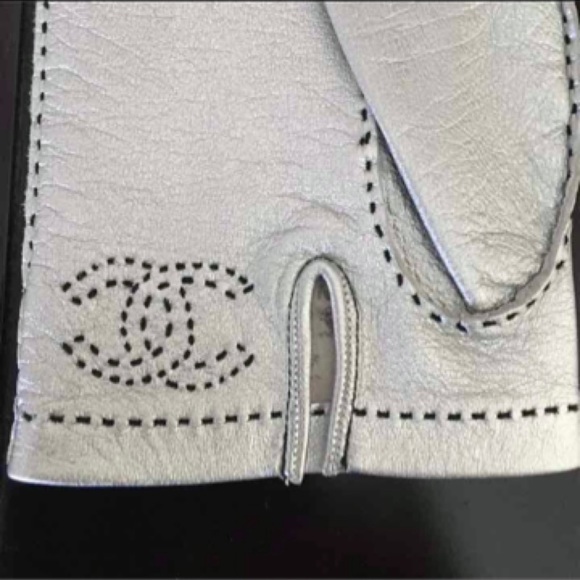 🚫SOLD🚫✨Vintage CHANEL Runway CC Logo Metallic Silver Lambskin Leather Gloves - Picture 3 of 9